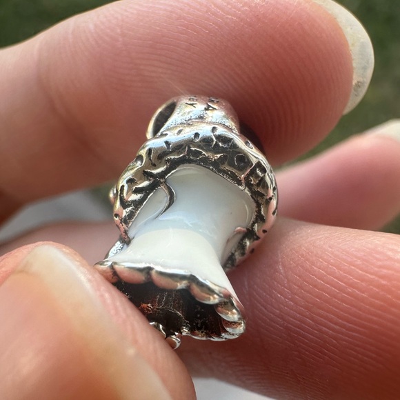 Pandora x Disney Cruella De Vil Charm – 101 Dalmatians - Picture 6 of 11